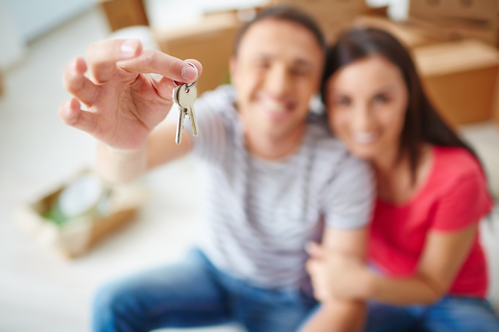 Casal com chave da casa hipotecada